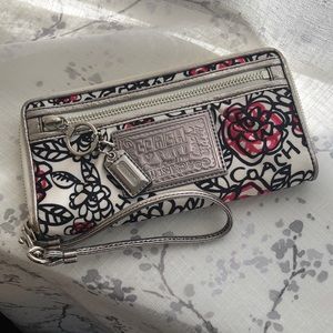Coach Poppy Wallet 🌸